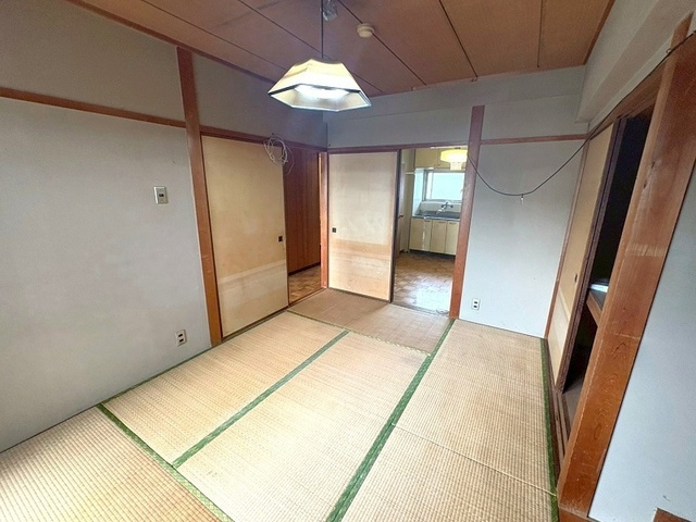 襖を開けて大空間としても使える続き間の和室。