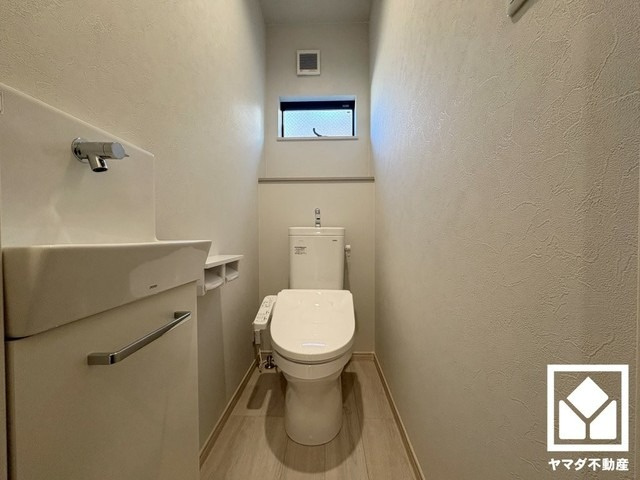 明るく清潔感溢れるトイレです。手洗いが別になっているので、衛生的に使えます。