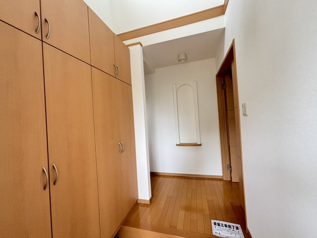 下駄箱付の玄関。履かない靴はこまめに収納すれば、すっきりとした空間を維持できますね。　