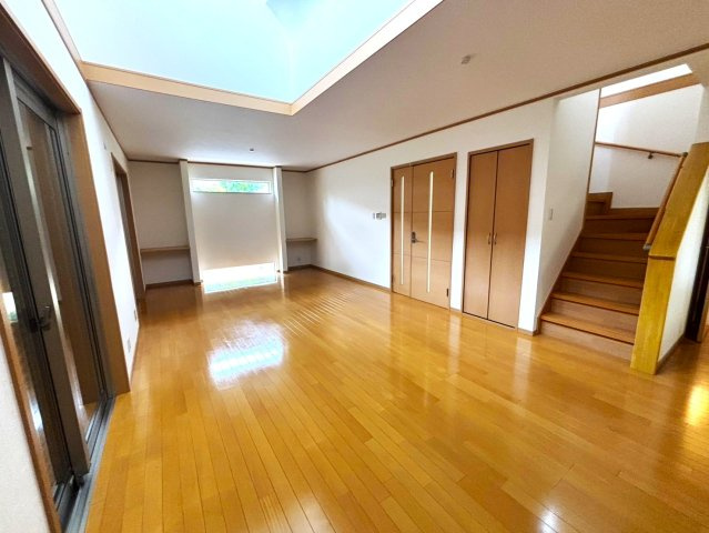 吹抜けのあるリビングはゆとりある空間で明るい陽射しが差込みます。　