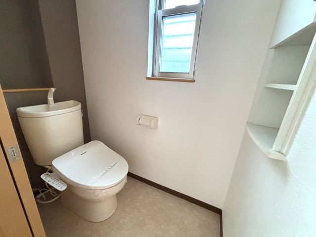 1階：トイレ。収納棚付のトイレです。トイレットペーパーのストックなどの置き場所に重宝します。　