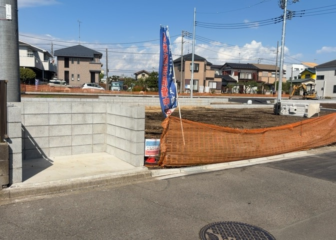 土地の面積＝住宅面積ではありません。建ぺい率の問題などで、土地のある場所によって住宅を建てられる面積は限られています。高さもしかり、「土地」という言葉の中には、建築条件も含まれると考えておきましょう。