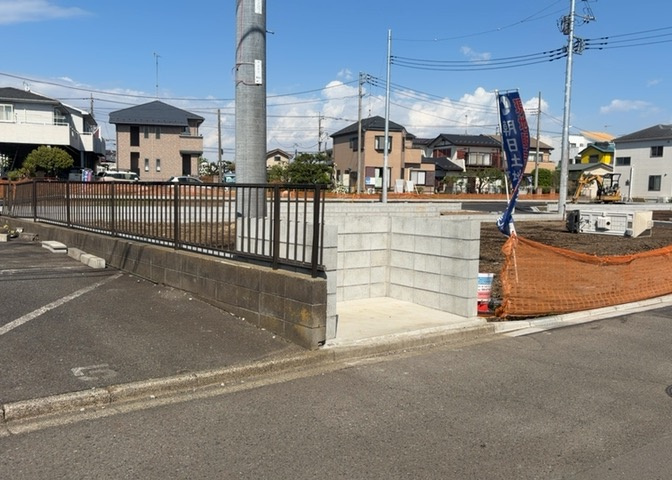 家を建てる場合、方位は要チェックです。現実的に日当たりのよい家ならばリビングは南側、建築基準法でも北側に当たる家への配慮は求められています。土地を見学に行く際は、方位磁針を持って行くようにしましょう。