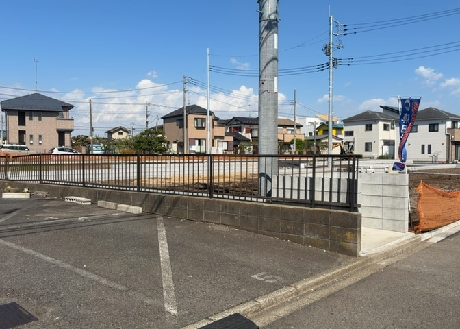 土地を買う際、住む地域の自治体や福祉の補助制度にも注目してみましょう。子供や老人の医療補助やゴミ出しのルールなど、自治体によってルールに大きな違いがあるため、暮らしやすい土地で判断するとよいでしょう。
