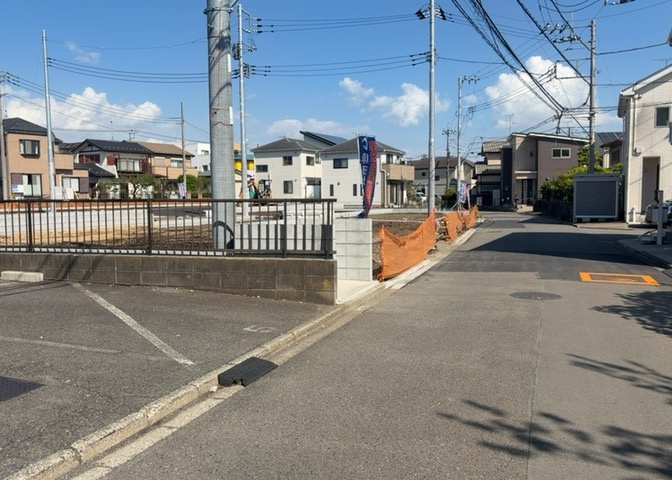 土地の前の道路に消火栓が設置されていることがあります。この場合、道路交通法第45条第1項により、駐車禁止の場所が指定されています。そのため、車庫などの駐車スペースをつくることができない場合があります。