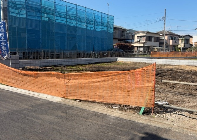 現地に行くなら、物件の周囲の地形がどうなっているかを見ることも大切です。周辺より低くなっている土地では、大雨などで水が集まりやすいため、地盤が弱くなっているということも考えられるため、注意が必要です。