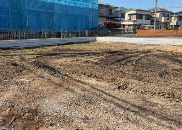 土地購入を検討されている場合、境界杭がない状態で購入してしまうと境界確定測量をする必要があり、費用がかかります。購入の前に、売主、隣土地所有者立ち合いのもと境界を確定し境界杭を設置するのがベストです。