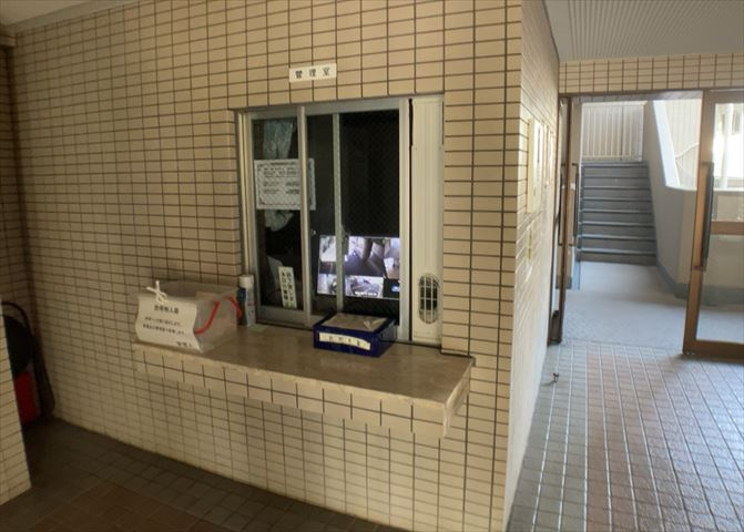 受付はマンションコンシェルジュがいる場合もあれば、管理人が滞在する小部屋を総称して呼ぶことがあります。主にエントランスに設置されていることから、防犯面でも期待ができます。防犯設備がない場合はより安心！