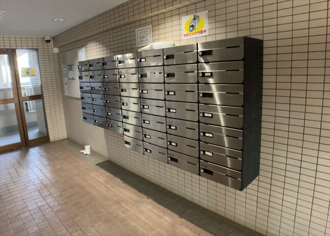 エントランス付近に設置されている集合ポストは、住んでいる部屋と離れているため、ポストをあさるなど誰かに何かされていても被害に気づきにくいです。入居する時には他人に特定されにくい番号で鍵をかけましょう！