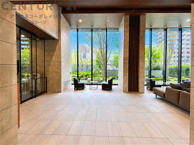 ホテルライクなグランドエントランスが住まいの品格を演出。植栽豊かなアプローチと上質な共用空間が、駅徒歩4分とは思えない落ち着きのある暮らしを実現します。