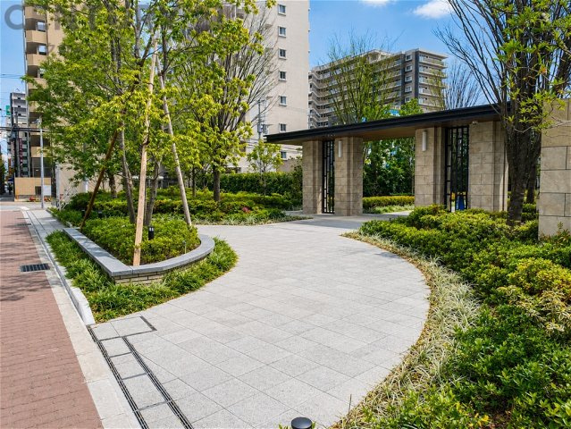 スーパーや商業施設、病院、公園、小・中学校も徒歩圏内に揃っており、子育て世帯にも人気の住環境です