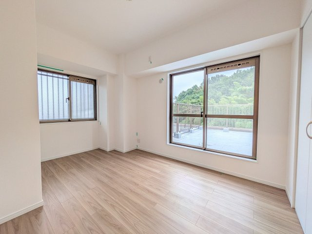 ～6.4帖の主寝室　2面採光で明るく風通しの良いお部屋です～
