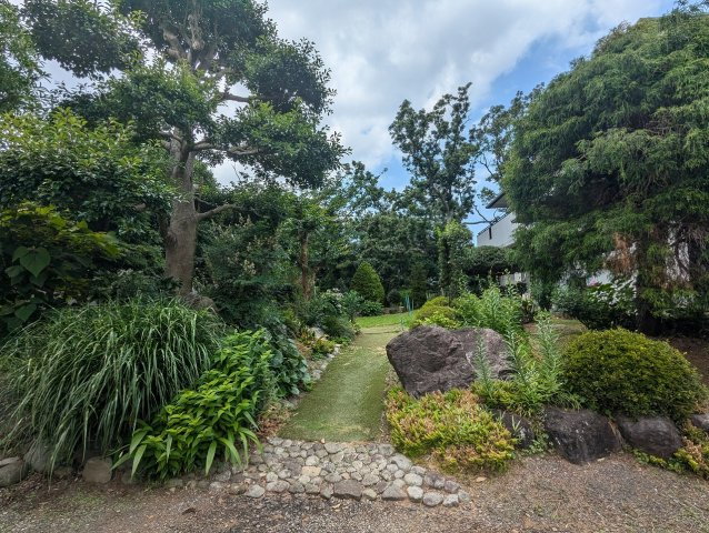 敷地面積600坪と広々しています。庭木を植えたり、ガーデニングが楽しめます。　