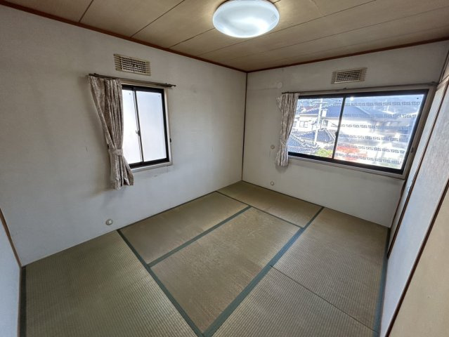 2面採光でやわらかな光が差し込む6帖の和室です。畳の落ち着いた風合いが心を和ませ、客間や寝室、お子様の遊び場など多用途に活用できます。押入れも備わっており、布団や季節物の収納にも便利な一室です。