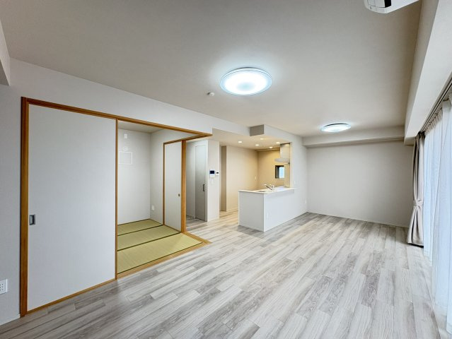 大きな開口部から自然光を取り込みやすく、明るく開放感のある住空間。リビングとダイニングそれぞれに家具を配置してもゆとりを持たせやすい広さが魅力。和室は扉を開放することでLDKとのつながりが生まれます。