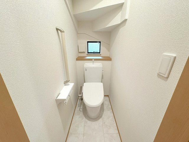 1階/温水洗浄機能付、清潔感のあるトイレ。各階に設置されているので朝の混雑する時間帯も安心。