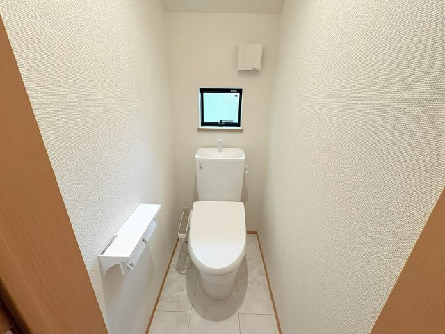 2階/温水洗浄機能付、清潔感のあるトイレ。各階に設置されているので朝の混雑する時間帯も安心。