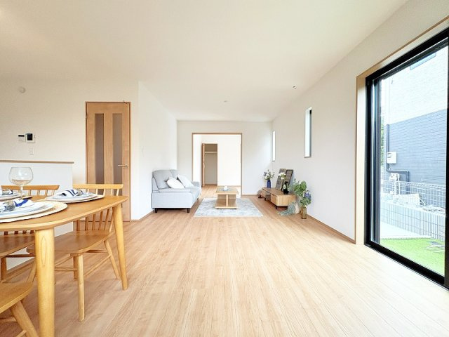 暮らしの中心となるリビングは、ご家族で心地良く過ごせる空間に。※画像内の家具・小物類等は販売対象外です。
