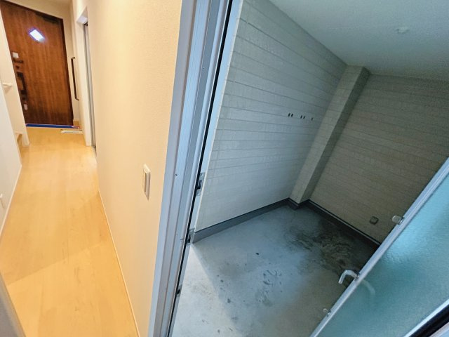 廊下から外納戸・ガレージへつながる扉がございます♪
