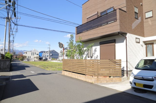 敷地内に散水栓や立水栓があると便利です。水道水を直接利用できるため、水を運ぶ手間を省くことが出来ます。大量の水を必要とする洗車作業や清掃などに役立ちます。その他設備とあわせて、現地でご確認ください。