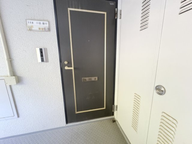 共用廊下に面した落ち着いた色合いの玄関ドア。玄関横にはインターホンが設置されており来訪者の確認に便利です。ドアには郵便受けも備えられ日常生活に配慮された造り。玄関が住まいの第一印象を演出します。