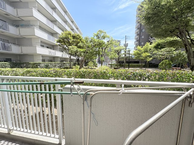 バルコニー前には緑豊かな植栽が広がり開放感のある景色を楽しめます。周囲の建物との間にもゆとりがあり陽光が差し込む明るい住環境。季節ごとに変化する木々の表情を身近に感じ自然を感じられる心地よい眺望です。