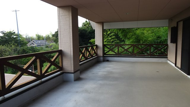 2階には約20帖のバルコニーがあります