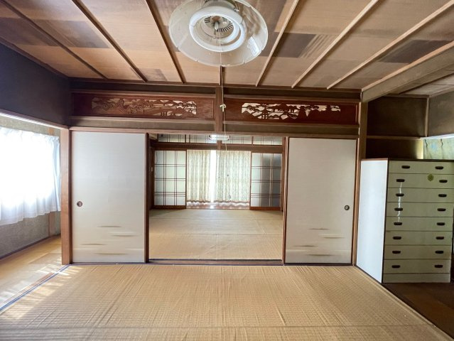 隣りの和室と続き間になっており、仕切りを開け放つと、開放的な大空間が広がります。開かれた雰囲気の中、ご家族やご友人を招いて、ゆったりとした時間を過ごしていただけます。