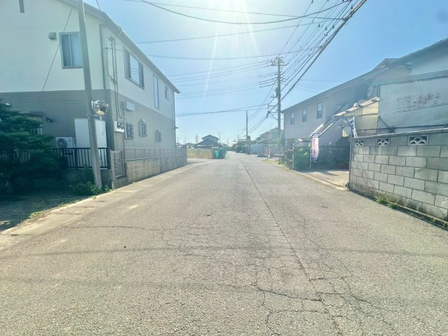 前面道路約7.6ｍで車の駐車も楽々です。ご自由に建築可能ですので是非現地ご覧ください♪