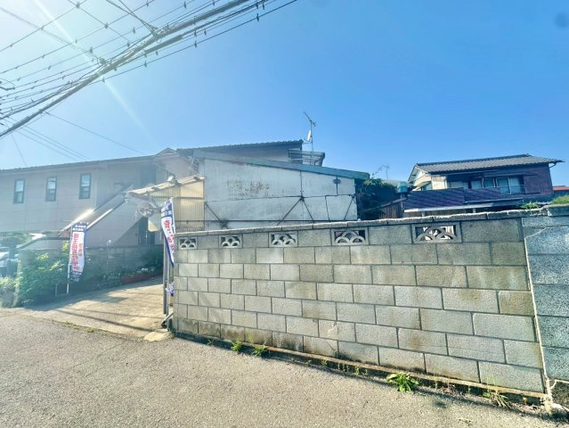 前面道路約7.6ｍで車の駐車も楽々です。ご自由に建築可能ですので是非現地ご覧ください♪