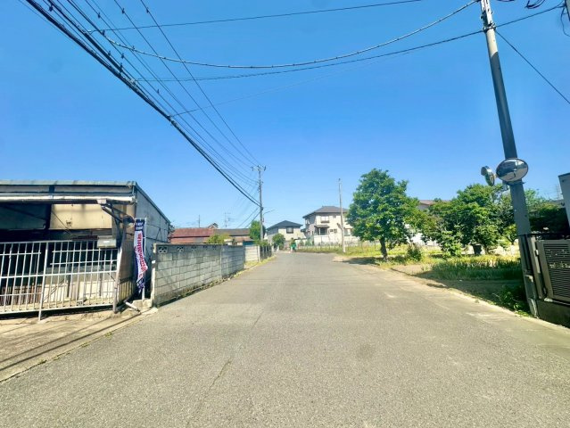 前面道路約7.6ｍで車の駐車も楽々です。ご自由に建築可能ですので是非現地ご覧ください♪