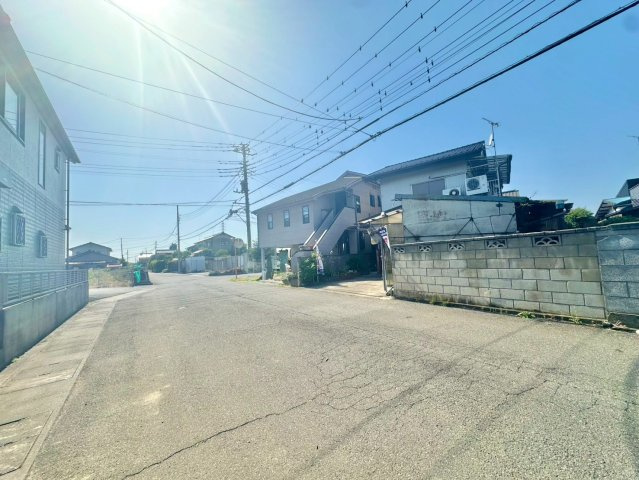 前面道路約7.6ｍで車の駐車も楽々です。ご自由に建築可能ですので是非現地ご覧ください♪