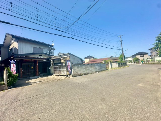 前面道路約7.6ｍで車の駐車も楽々です。ご自由に建築可能ですので是非現地ご覧ください♪