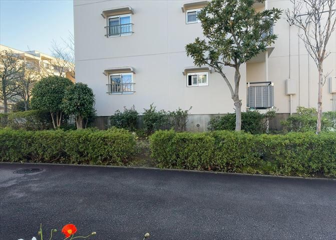 外観はマンション管理がされているかの目安になります。築年数が古いと、壁面は劣化してひび割れが生じることも！建物が古びていても細かいところが修繕されていると、きちんと管理されているなぁと感じるでしょう。