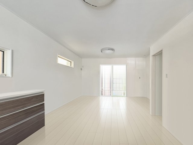 広いリビングは北と南に大きなサッシがあり明るく、自然に家族が集まる空間です。　※家具を消してあります。