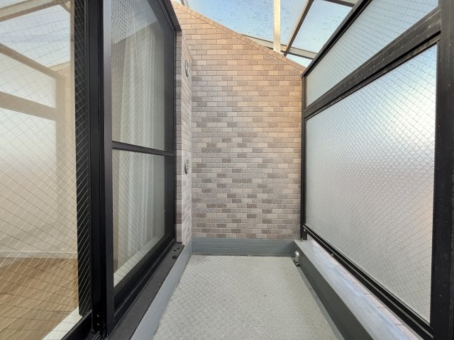 4.9帖のお部屋の北側にあるルーフバルコニー。この空間があるおかげでお部屋も明るくなります。