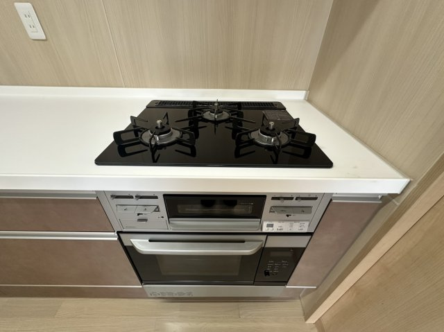 3口コンロ、グリルにオーブン付き。調理の幅が広がりますし、同時進行できる分時間効率がいいです。