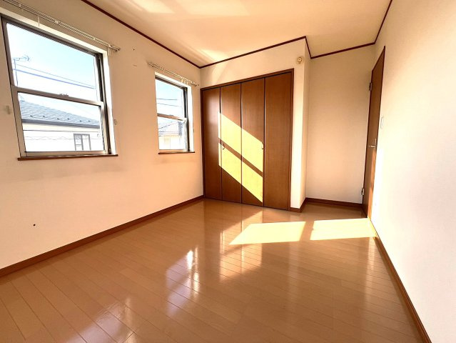西側の洋室
