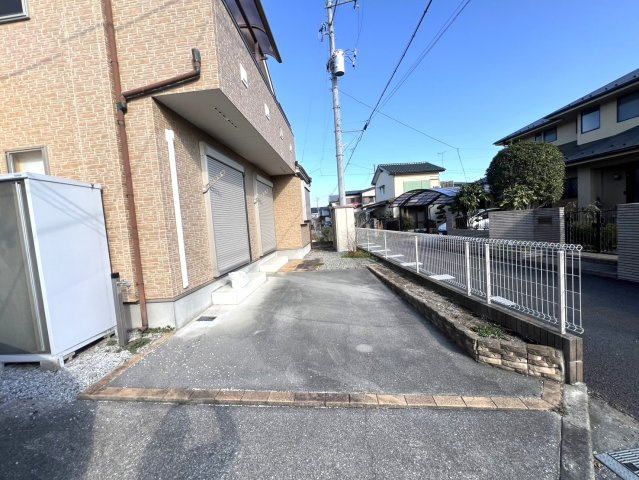 手前がカースペース、奥がお庭です