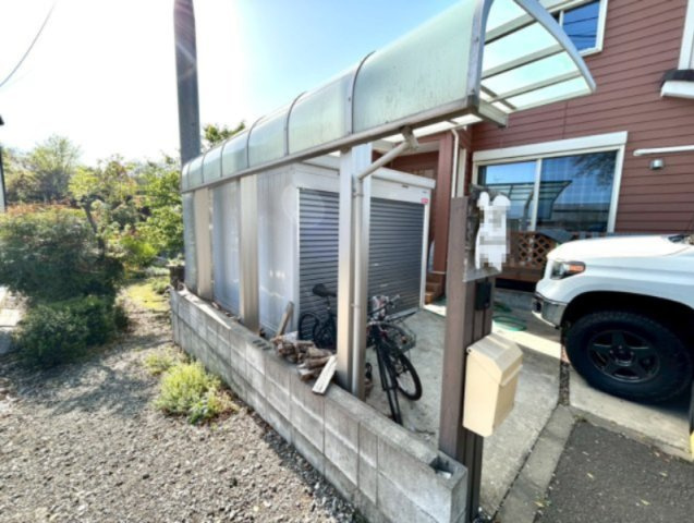 駐車場と明記されていても、最小スペースでつくられた駐車場だと大型車は駐車できなかったり、出入りしにくくなったりする可能性があります。お車のサイズと購入したい物件の駐車場のサイズを現地で確認しましょう。