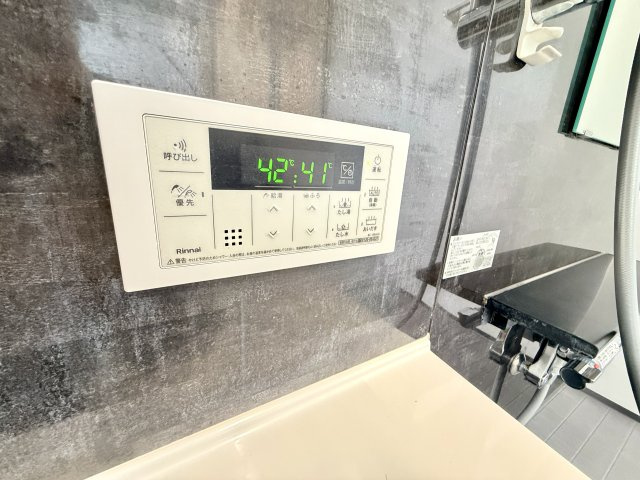 【給湯パネル】　いつでもすぐに温かいお風呂をお楽しみいただけます。