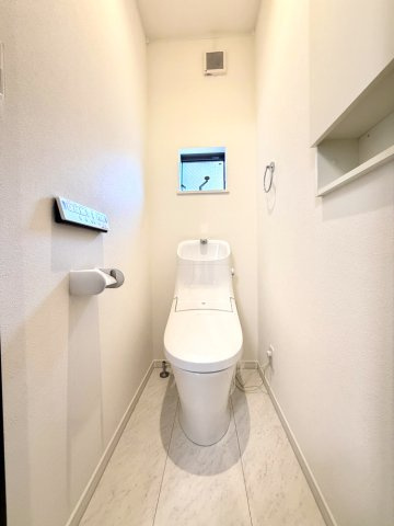 【トイレ】　清潔感のある空間に、使いやすく調整可能な洗浄機能を標準装備。