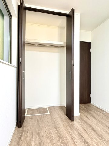 【洋室　収納】　全てのお部屋に収納を備え、空間を広くお使いいただけます。