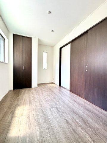 【洋室】　過ぎ行く時間をゆったりと感じることができる落ち着いたお部屋。静かな環境でリラックスタイムを。