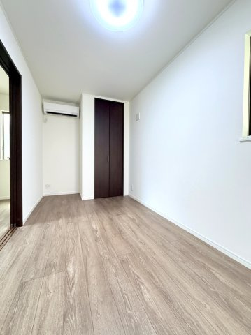 【洋室】　家具に合わせて表情を変える、シンプルなルームデザインです。