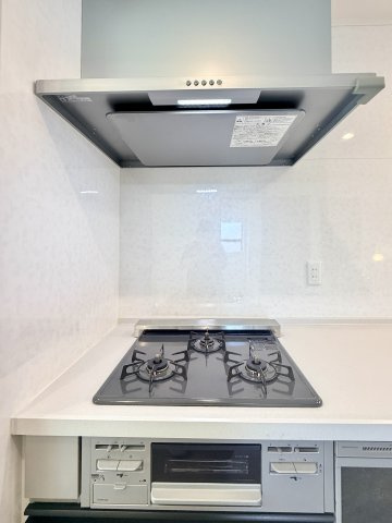 【3口ガスコンロ】　3口コンロ、グリル付きでお料理のレパートリーも増えそうです。
