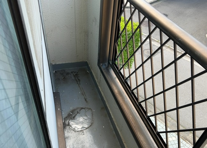バルコニーは、室外の専用スペースのうち、「屋根がなく開放された空間」であるものを指します。ベランダより広いタイプのものが多く、日当たりもよいため家庭菜園などを楽しみたい人にとって適した環境となります。