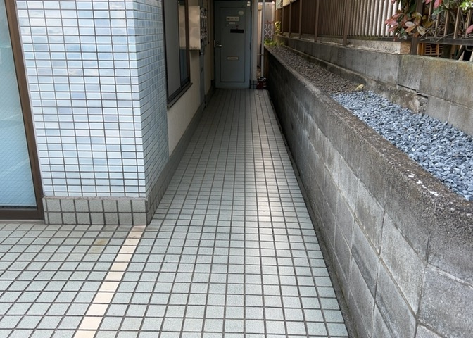 車一台あたりに必要なスペースは、標準サイズの普通自動車で横幅2m50cm、長さ5mは必要になります。ただし、乗降のことも考慮して横幅3m30cm、長さ5m50cmほどは確保できるところを選びましょう。