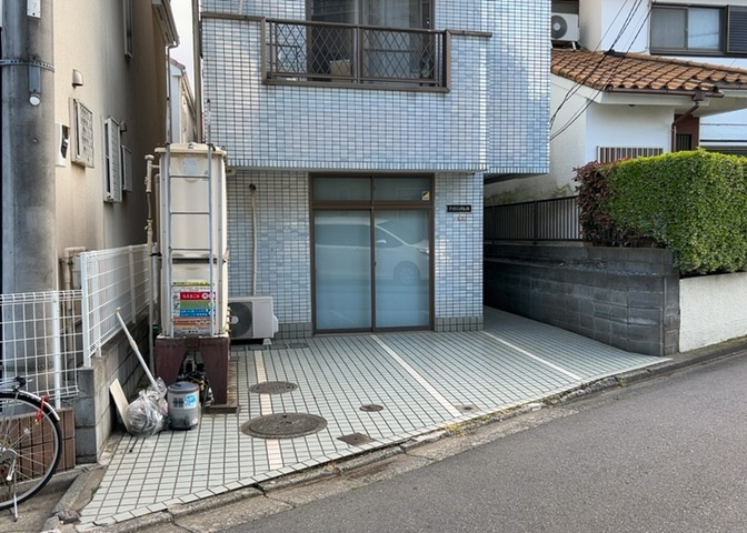 物件によっては、入居者が個人的に使用できる専用庭がついているものもあります。また、住宅の中にある土間の部分を庭と呼ぶこともあります。庭の用途は住む人によって変わり、それによってデザインもさまざまです。