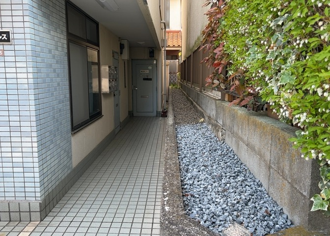 中庭（パティオ）とは、一つの建築物の内部に設けられた、壁などで囲われている庭のことを指します。コの字型、ロの字型が主流ですが、L字型の中庭もあります。最近では、インテリア性の高さからも人気があります。